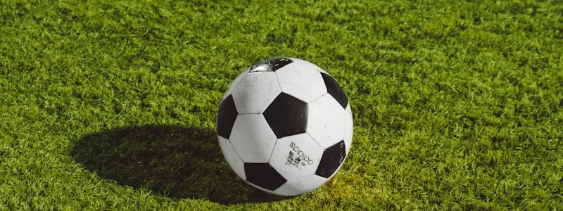 足球运动员在绿茵场上带球突破防守队员的精彩瞬间